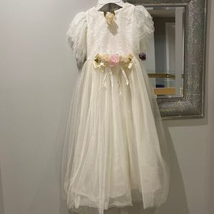 Flower girl dress size: 7 years.